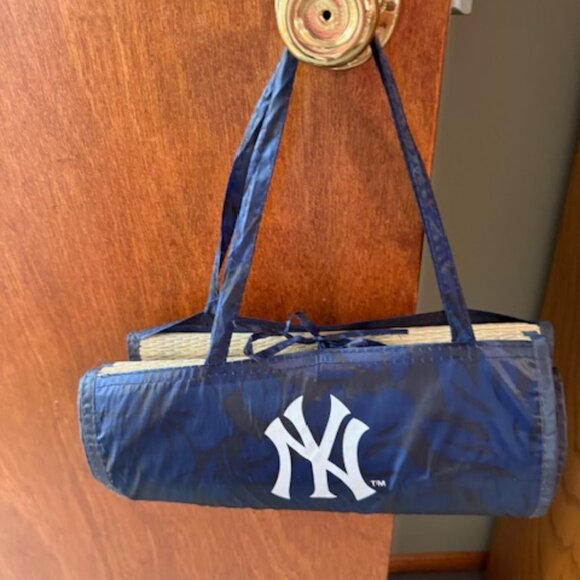2012 TOMMY BAHAMA-NY YANKEES ROLL-UP PORTABLE LARGE SISAL BEACH PICNIC MAT BLUE - Picture 1 of 7